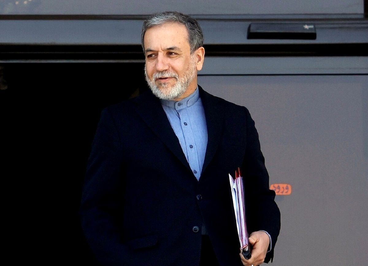 لحظه ورود عراقچی و تیم مذاکره‌کننده به سفارت عمان برای مذاکره با آمریکا + فیلم