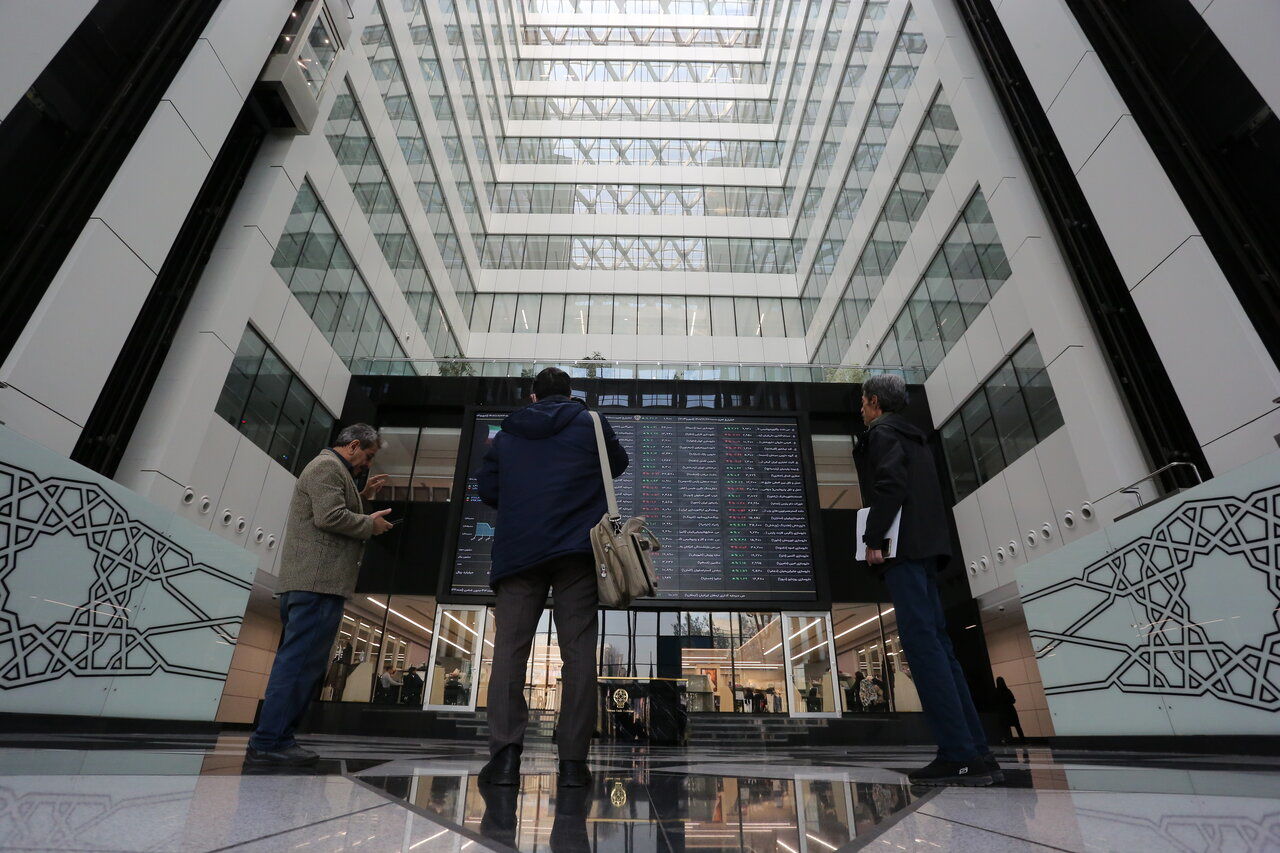 نوسان بورس میان دو نیروی امید و ریسک/ شاخص کل زیر سایه ریسک‌های سیاسی و انتظارات تورمی چه فراز و فرودهایی داشت؟