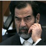 شوخی عجیب صدام حسین با همسرش؛ نشانه گرفتن سلاح به سمت سر!+عکس