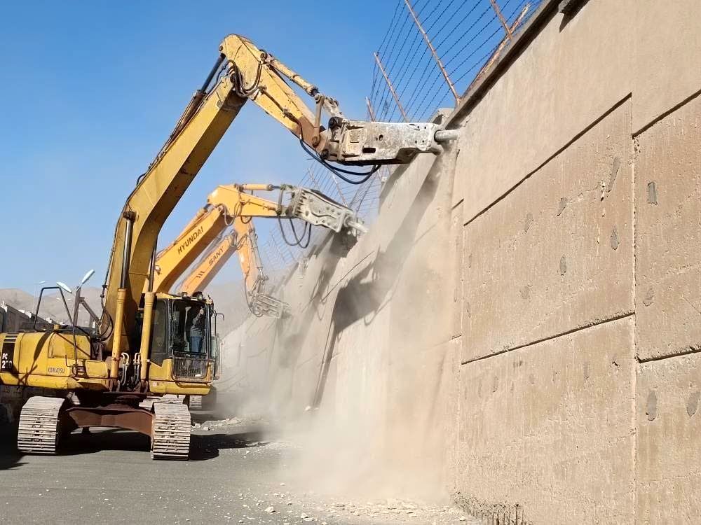 دیوار زندان رجائی شهر تخریب شد