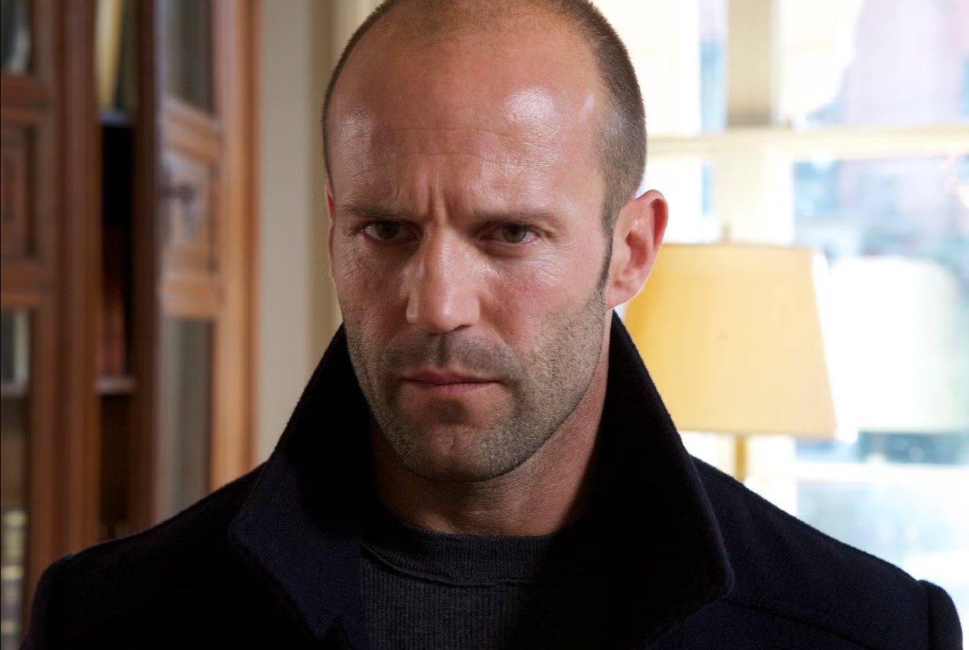 جیسون استاتهام در نقش جیسون استاتهام در یک فیلم کمدی بازی می‌کند