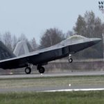 فرود جنگنده‌های رادارگریز اف 22 آمریکا در اسرائیل/ یک مقام آمریکایی خبر داد+عکس