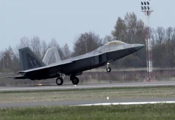 فرود جنگنده‌های رادارگریز اف 22 آمریکا در اسرائیل/ یک مقام آمریکایی خبر داد+عکس